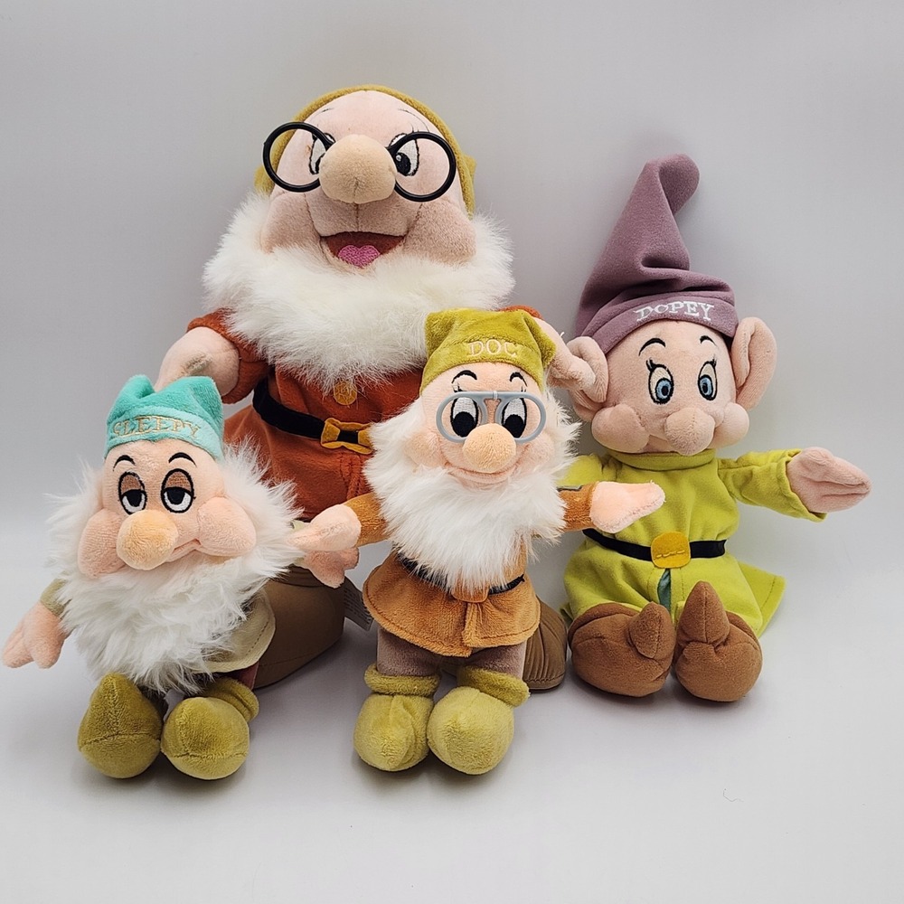 Vintage Snow Whites Disney Store Seven Dwarfs Set Of 4 Plush Dog Sleepy Dopey